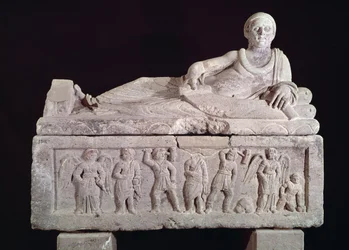 Sarkophag des Magistrats Laris Pulena mit einer vor ihm entrollten Schriftrolle, spätes 3. Jahrhundert v. Chr. (Terrakotta)